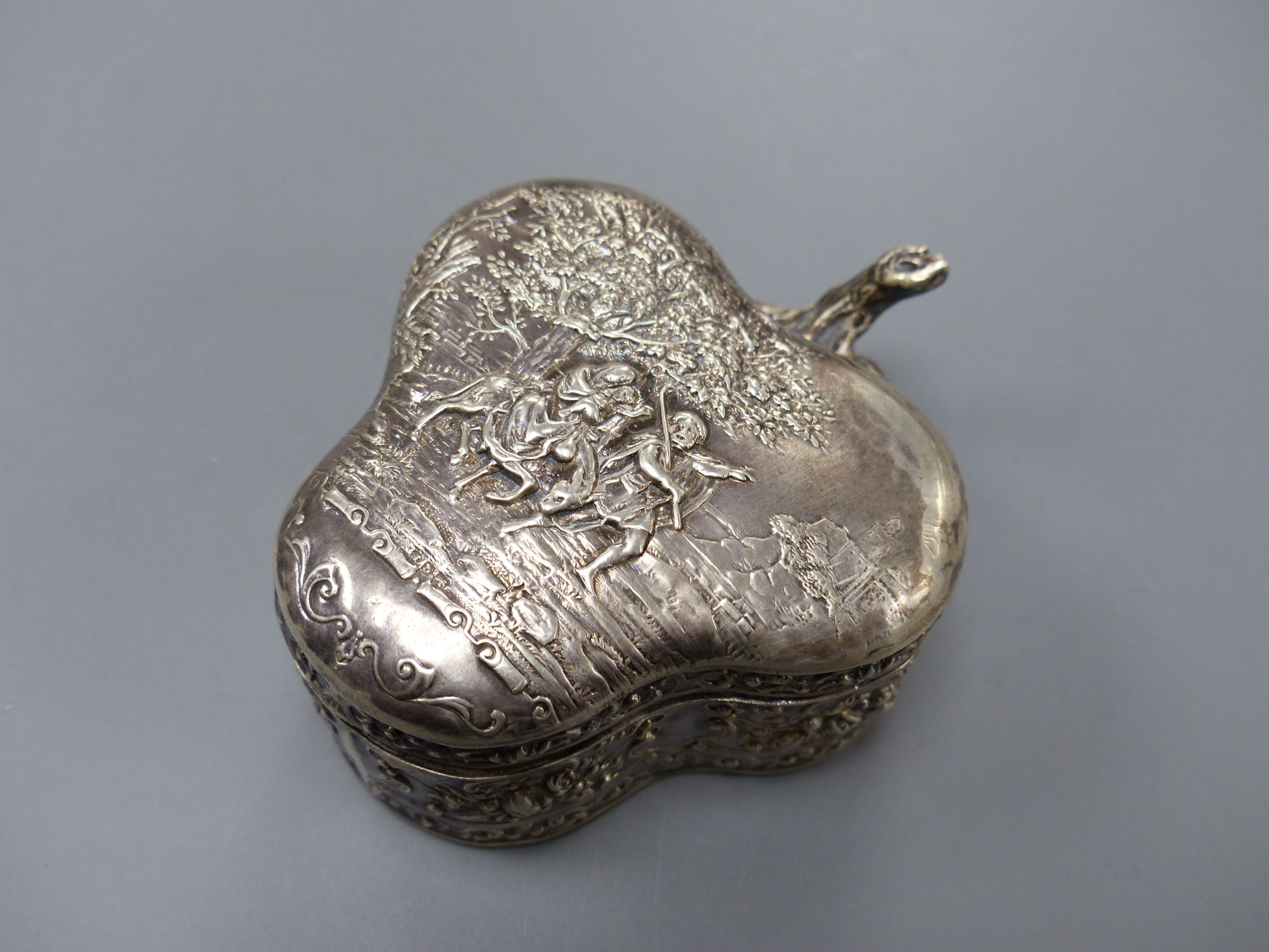 A late Victorian embossed silver clover leaf shaped trinket box, import marks for Chester, 1899, 89mm